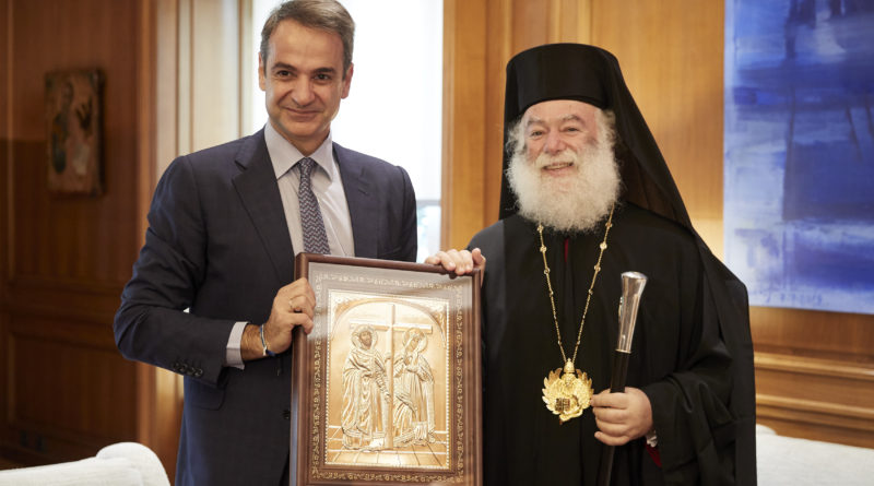 Ο Πατριάρχης Θεόδωρος προσέφερε στον Κ. Μητσοτάκη αντίγραφο της εικόνας των Αγ. Κωνσταντίνου &  Ελένης από τον ομώνυμο ναό της Ε.Κ.Κ