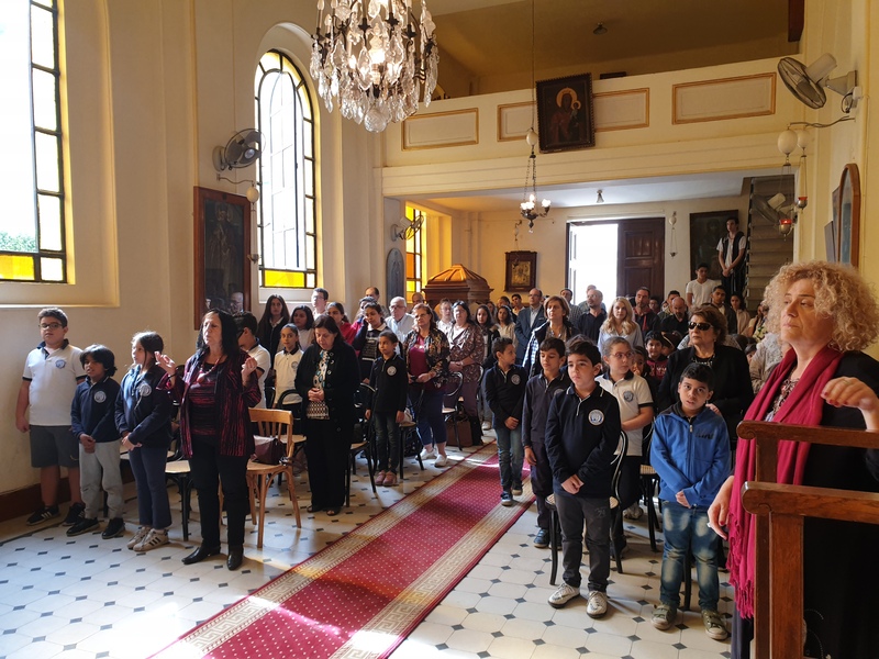 Εισόδια Θεοτόκου:  Κατάμεστο από μαθητές το εκκλησάκι των Ελληνικών σχολείων (Photos)