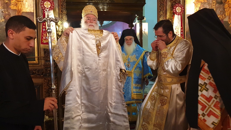 Ο νέος μητροπολίτης Άκκρας ενεδύεται τα άμφια της Αρχιερωσύνης (Video)