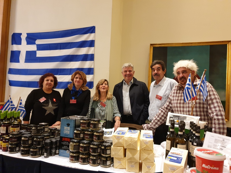 Σε χρόνο ρεκόρ εξαντλήθηκαν ελαιόλαδο και φέτα από το φιλανθρωπικό bazzar των Πρεσβειών της Ε.Ε στο Κάιρο (Photos / Video)