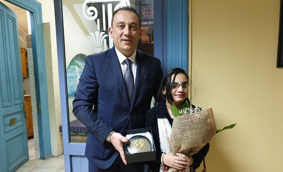 Πρόσκληση στην τυφλή Αιγύπτια Andy Elarabi, αριστούχο της Ελληνικής, για να επισκεφθεί την Ελλάδα απεύθυνε ο ΥΦΥΠΕΞ Κ. Βλάσης (Video / Photos)