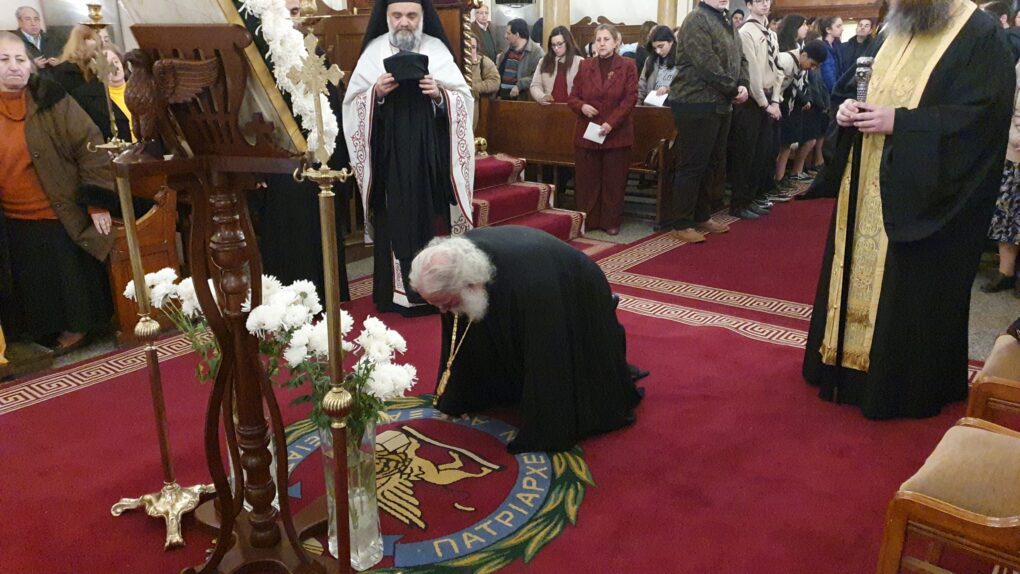 Η γονατιστή προσευχή του Πατριάρχη Θεόδωρου για τον κορονοϊό (Video)