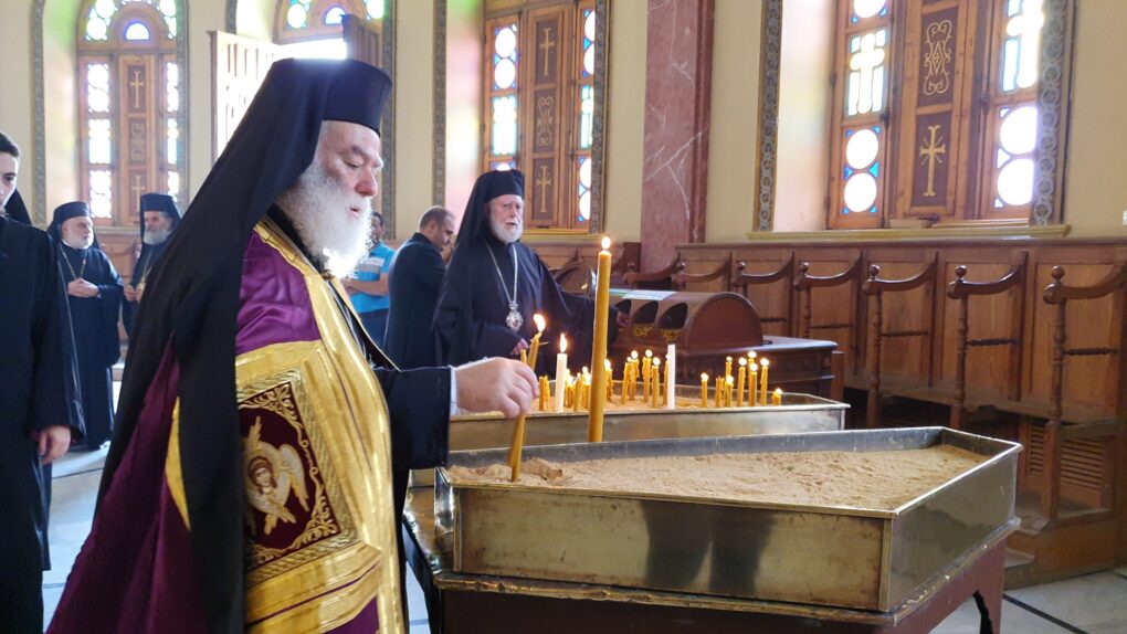 O Πατριάρχης Θεόδωρος προσέρχεται και προσεύχεται στην Ι.Μ Αγίου Γεωργίου (Video)