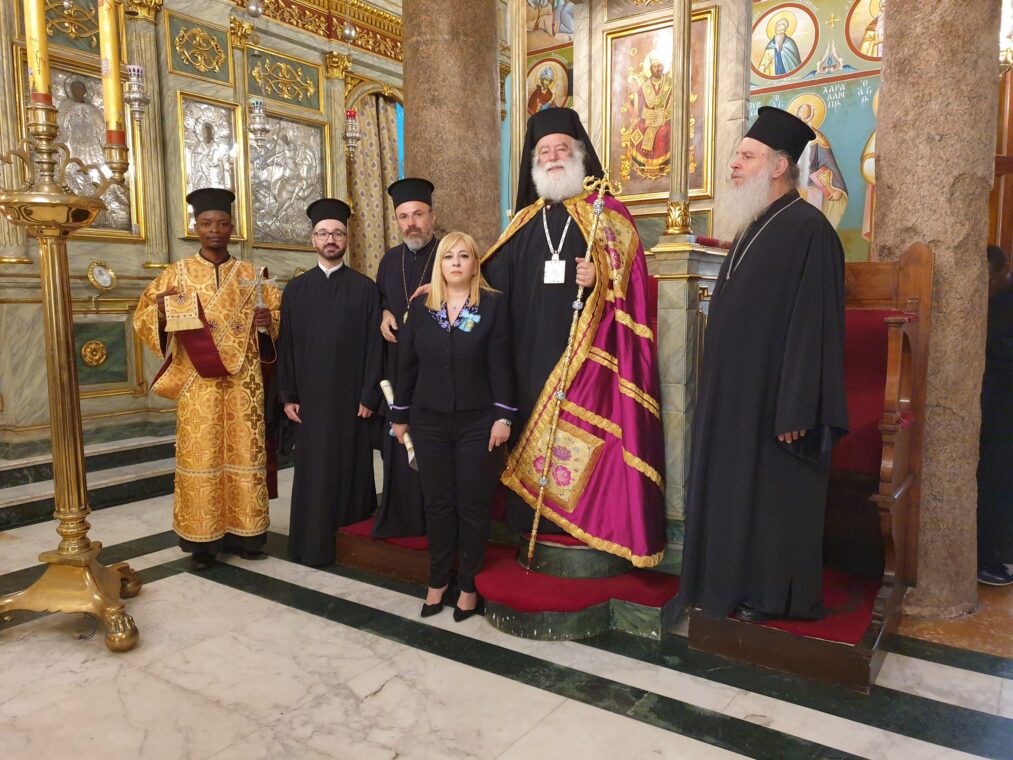 Ο Πατριάρχης Θεόδωρος τίμησε τη δημοσιογράφο Κάτια Τσιμπλάκη με τον Τίμιο Σταυρό του Αποστόλου και Ευαγγελιστή Μάρκου (Video / Photos)