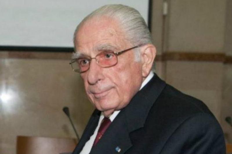 Ο Σπύρος Καμαλάκης αποχαιρετά τον Ν. Πολίτη
